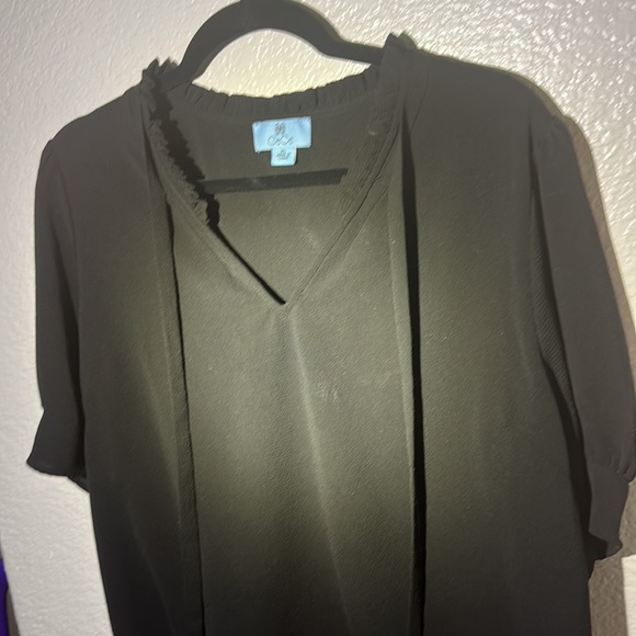 Woman’s CeCe v neck top in black. Size XL. - Picture 3 of 4